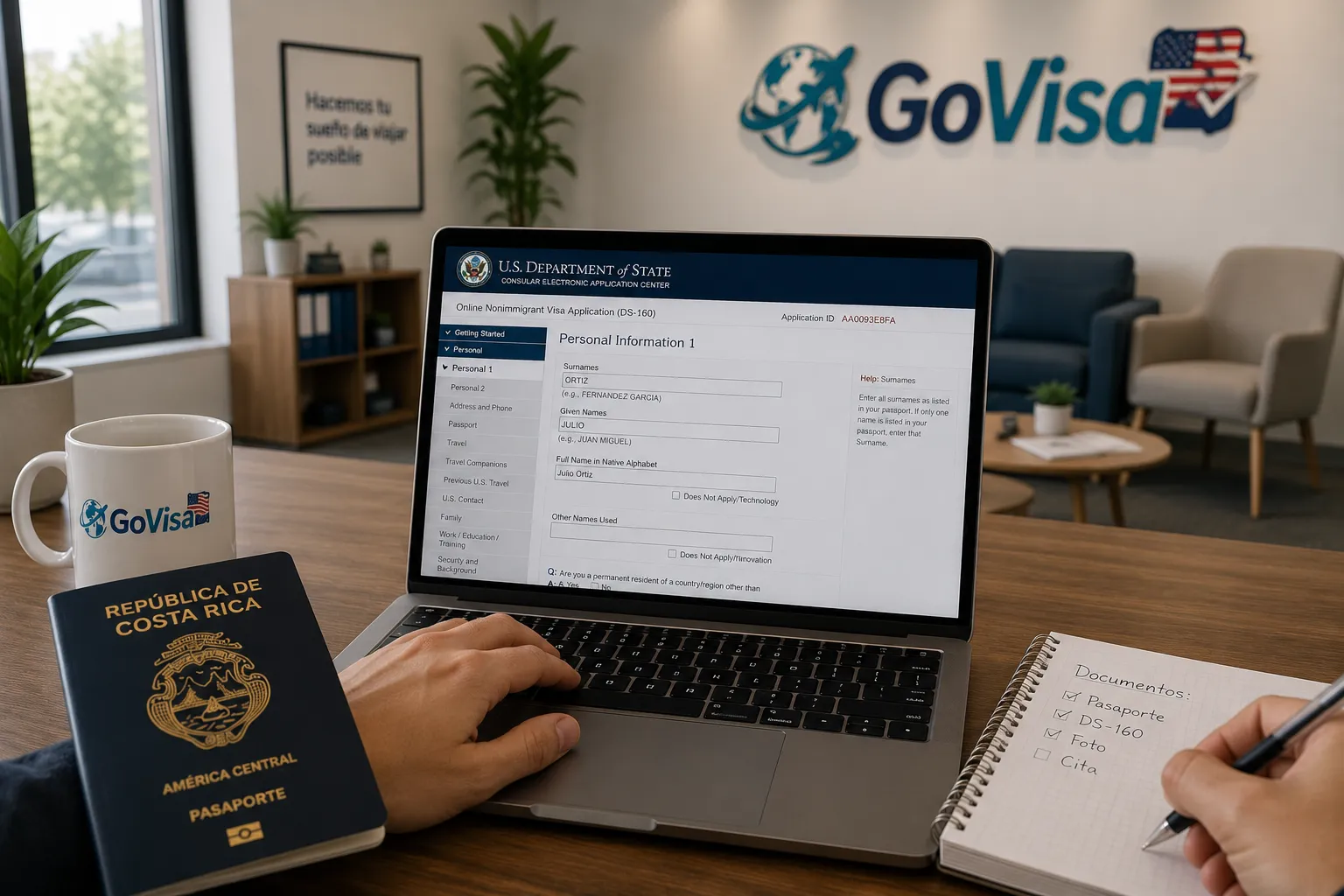 Julio Ortiz, fundador de Go Visa Costa Rica, trabajando en la asesoría de un trámite de visa